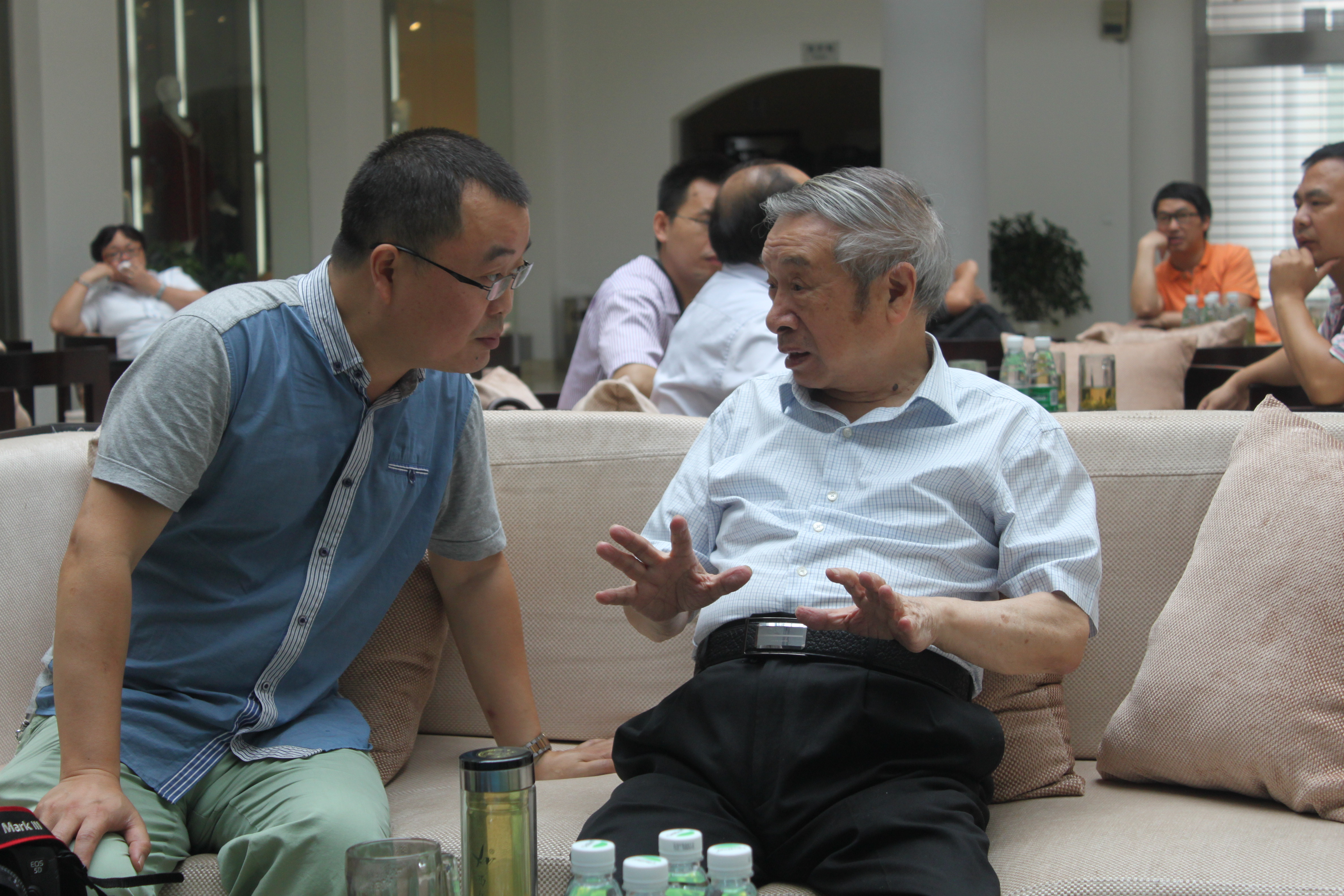 2015年6月中国工程院院士、国际著名蚕学专家向仲怀（图右）到公司参观指导